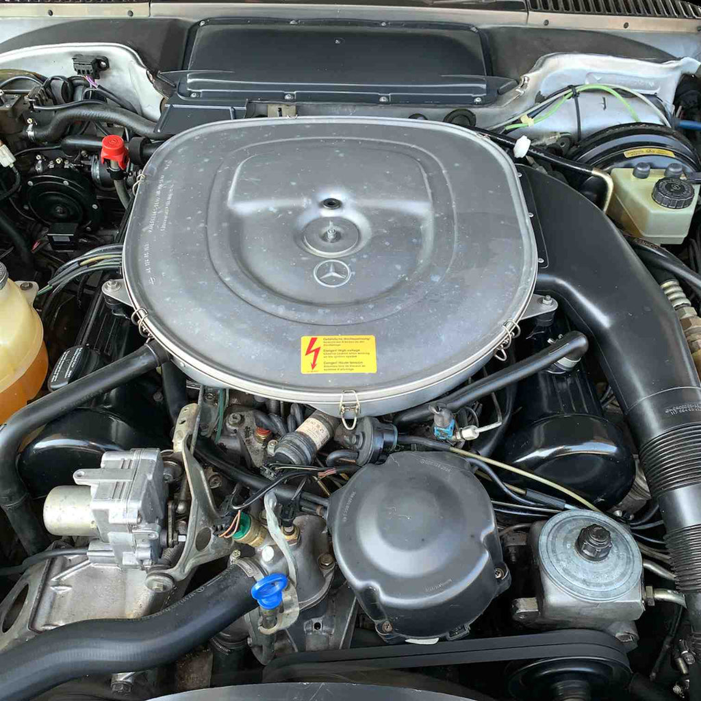 Aufkleber Achtung Gefaehrliche Hochspannung am Mercedes-Benz R107 560 SL