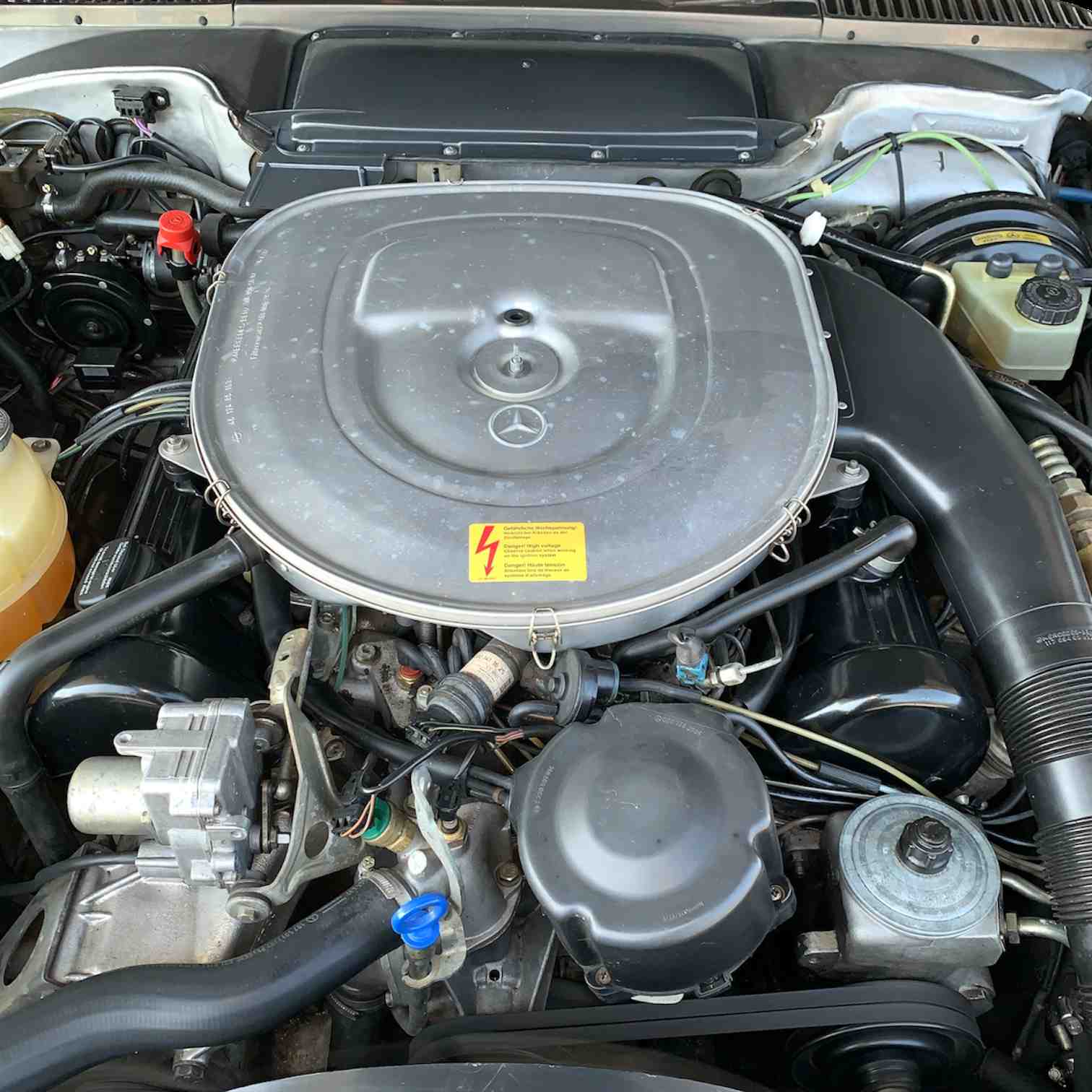Aufkleber Achtung Gefaehrliche Hochspannung am Mercedes-Benz R107 560 SL