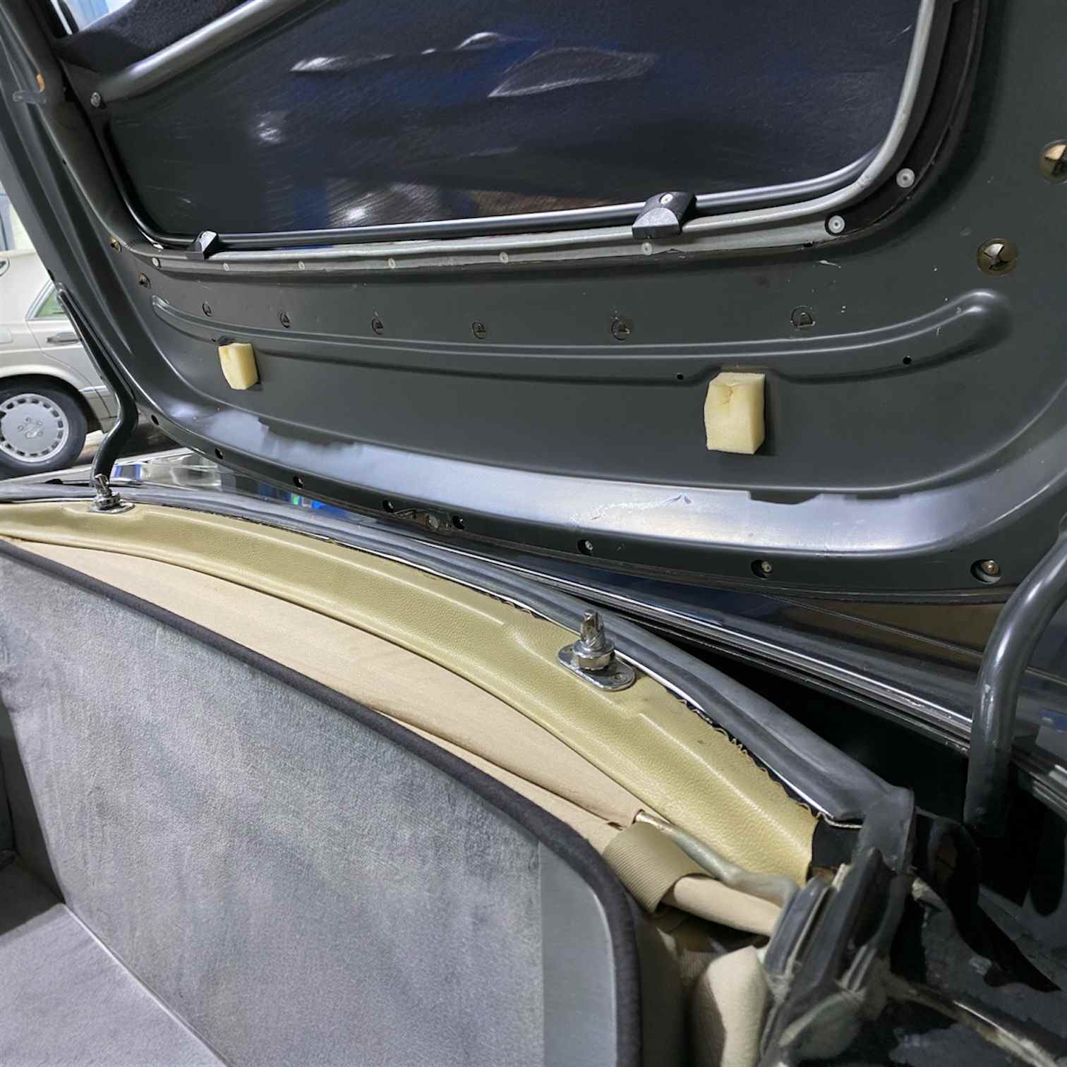 Einausituation Schaumstoff Verdeckkastendeckel fuer Mercedes-Benz R107